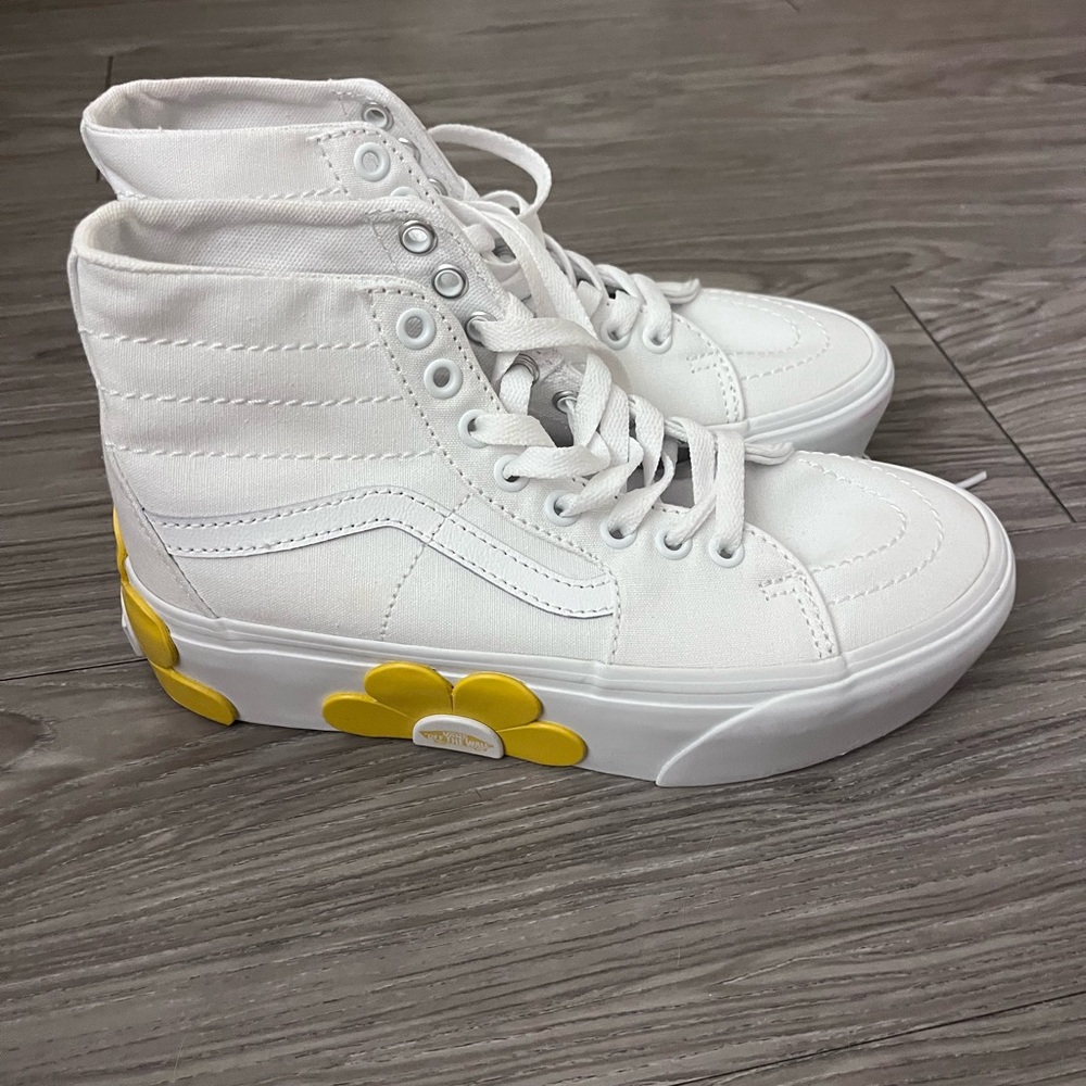 VANS white High-Top platform Sneakers with Yellow Flower Accents daisy NWOT